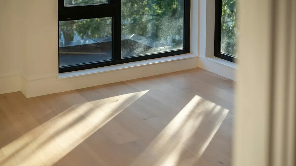 Salón luminoso con parquet de roble natural recién instalado en una vivienda de Tarragona
